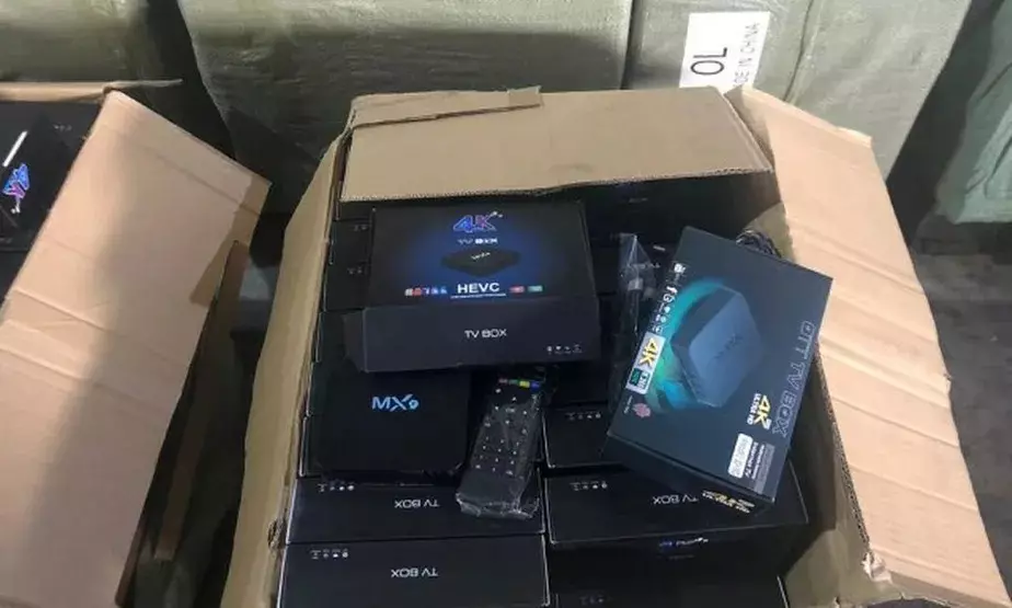 Anatel determina bloqueio do sinal de 'caixinhas de TV' clandestinas Anatel determina bloqueio do sinal de 'caixinhas de TV' clandestinas