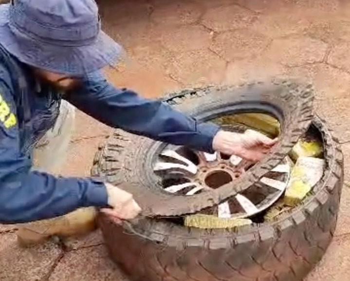 PRF apreendem mais de 50 kg de cocaína escondida em pneus de caminhonete em Ribas do Rio Pardo (MS)