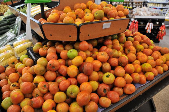 Tomate fica 77% mais caro  e puxa alta cesta básica
