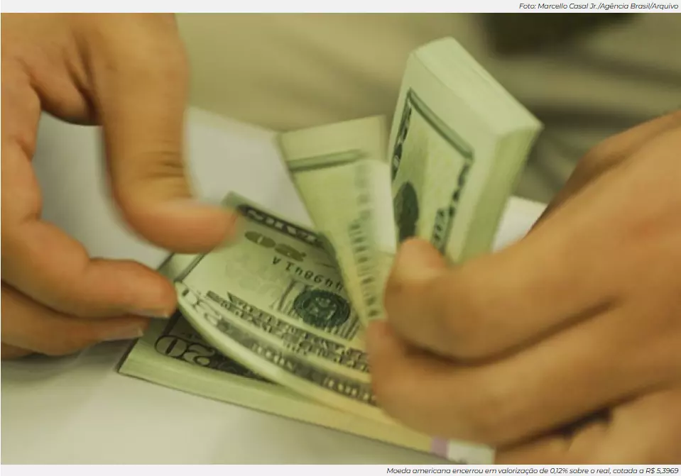 Dólar fecha o dia em alta com mercado à espera de reunião entre Lula e Trump