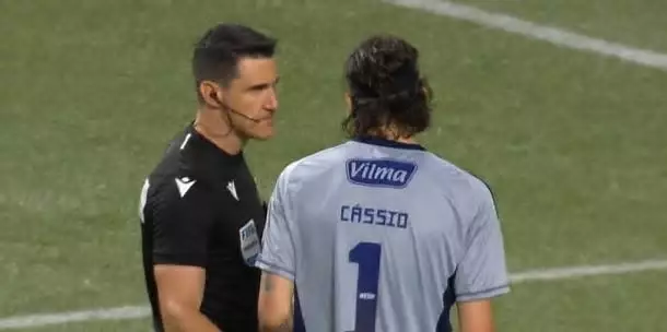 Cássio lamenta agressão e pede união por melhoria da arbitragem no Brasil