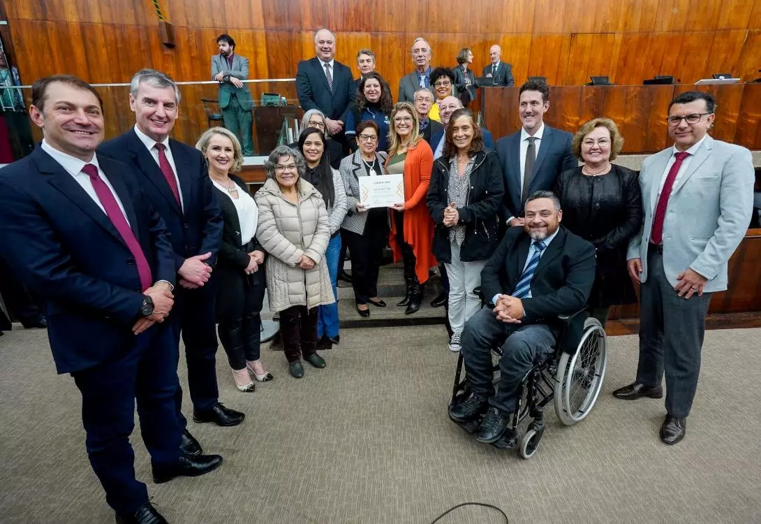 Adriana Lara homenageia a Federação das Apaes