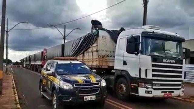 Comboio de seis carretas com cigarros contrabandeados é apreendido