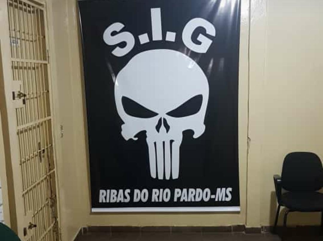 Polícia prende dois e fecha festa com bebida e narguilé liberados a menores
