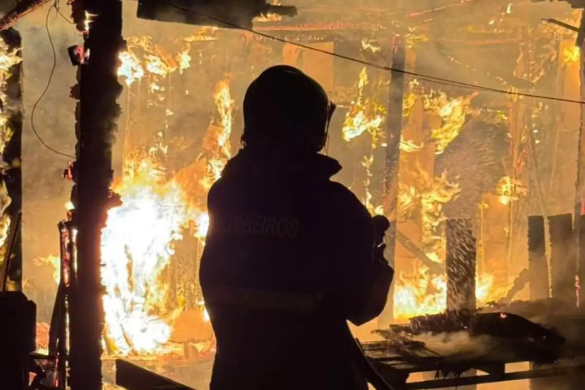 Chamas destroem barraco de madeira em poucos minutos durante a madrugada