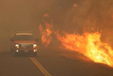 Equipes conseguem avanço considerável contra monstruoso incêndio florestal na Califórnia