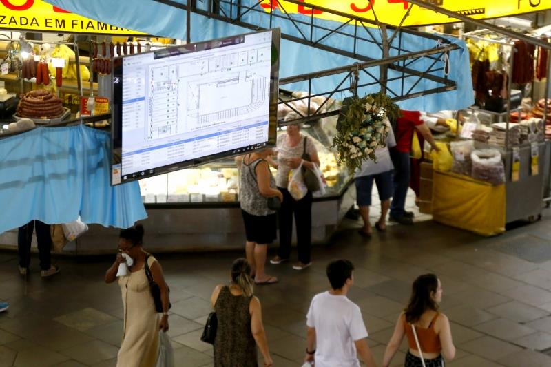 Telão alerta para risco de incêndio no Mercado Público de Porto Alegre