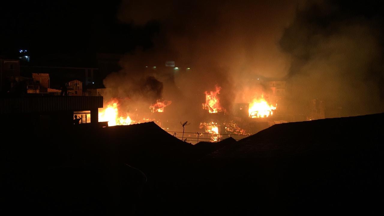 Incêndio de grandes proporções destrói 600 casas na zona sul de Manaus