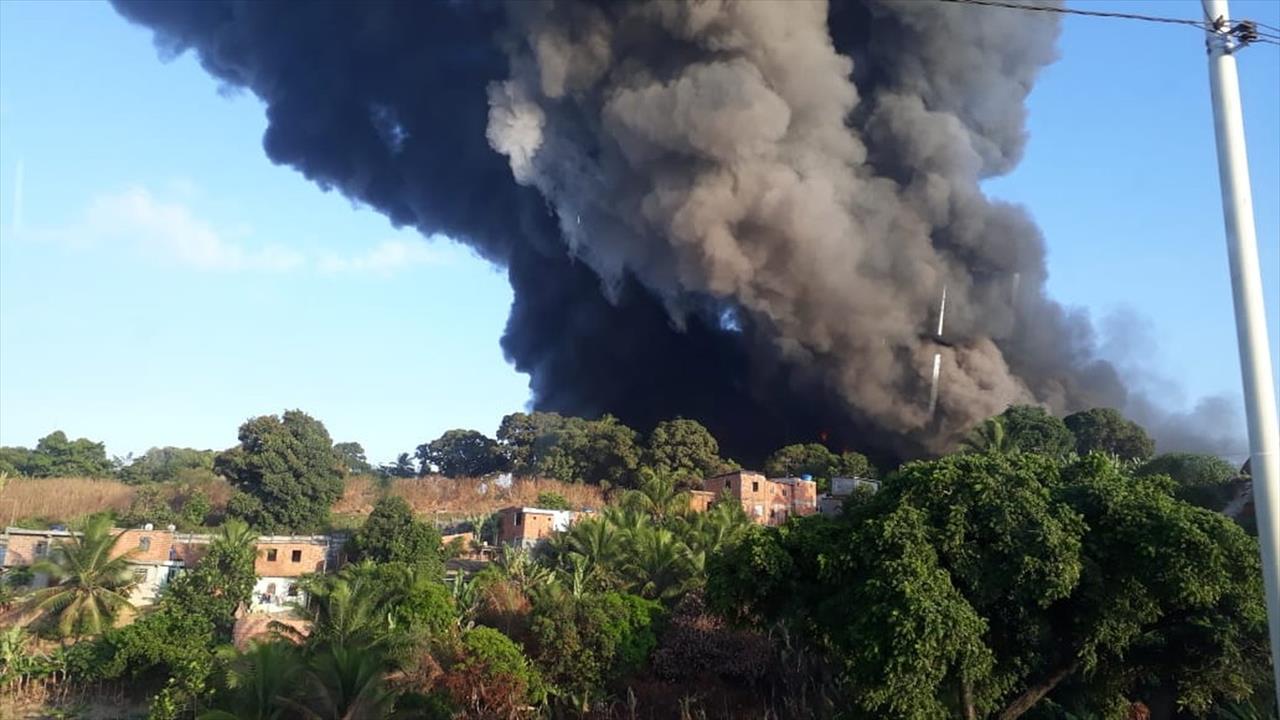 Incêndio atinge fábrica de colchões em Salvador