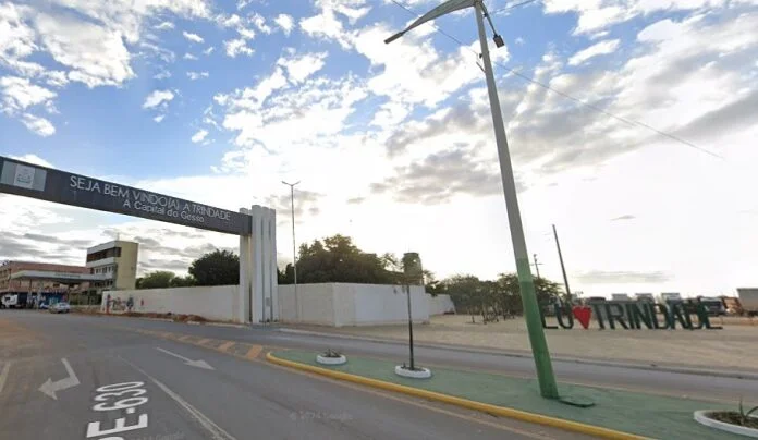 Polícia Militar recupera motocicleta roubada durante patrulhamento em Trindade.
