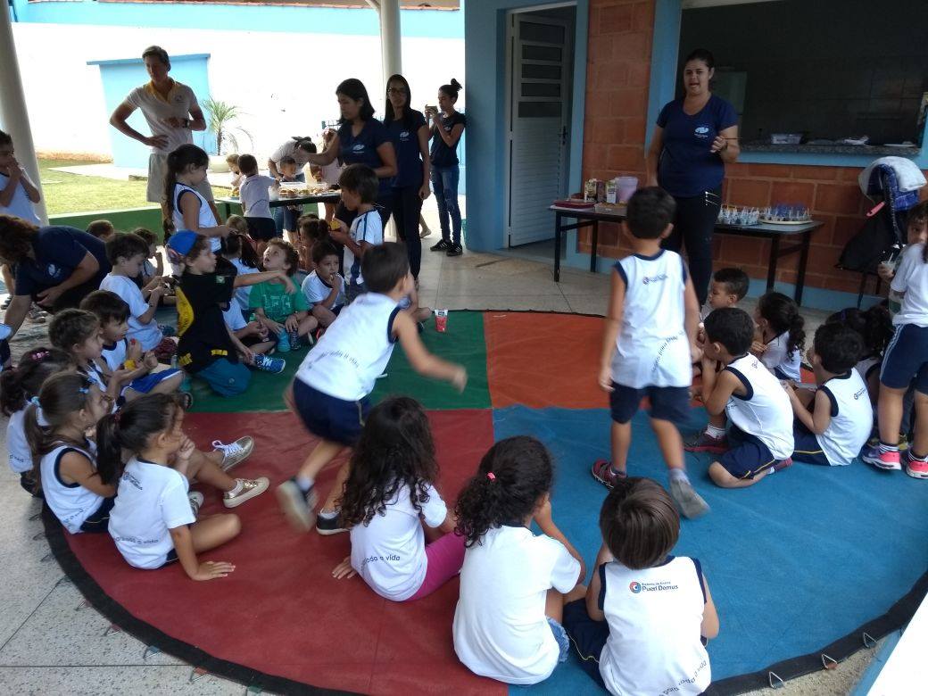Hoje, 29 de março, fizemos um piquenique no colégio, celebrando a Páscoa com uma atividade que promove atitudes de amizade e a alegria de compartilhar.