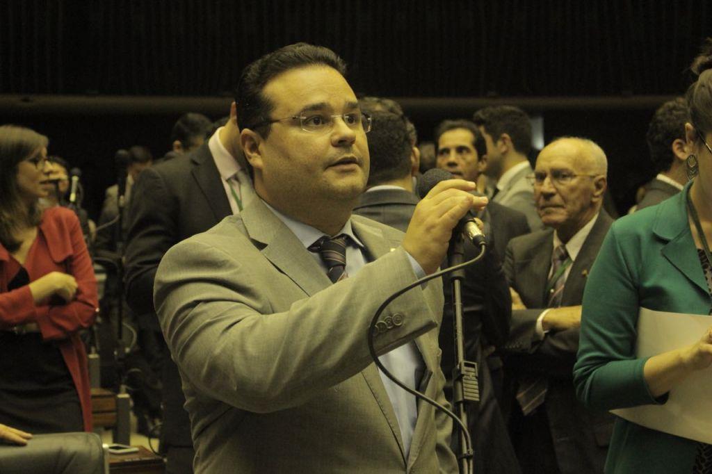 Fábio Trad resiste pressão e vota por afastamento de deputado envolvido em corrupção