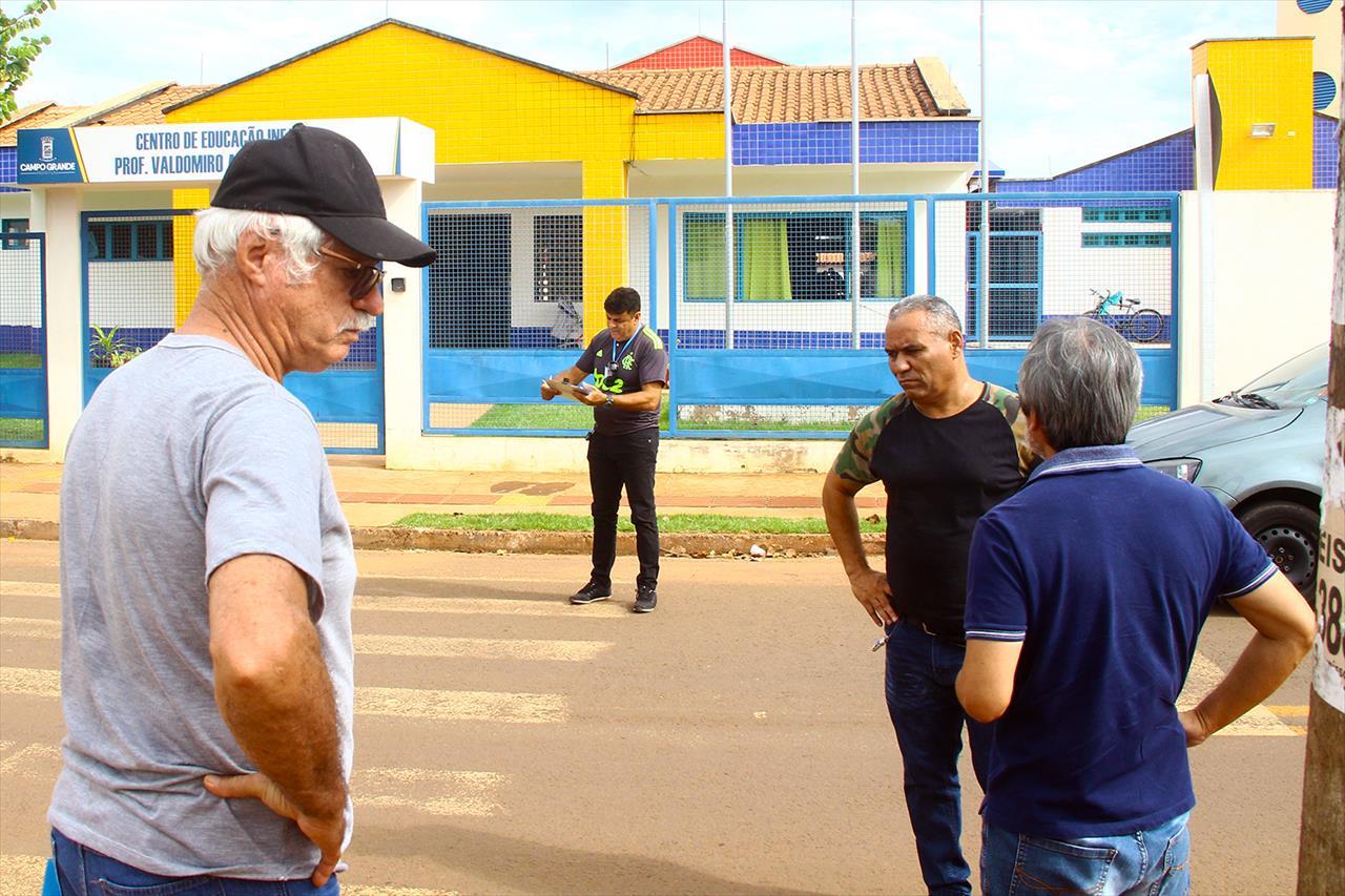 Falta de redutor de velocidade em frente à Emei do Jardim Centenário coloca crianças em perigo