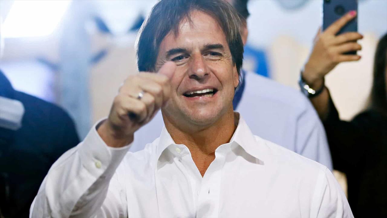 Novo presidente uruguaio toma posse e promete fortalecer Mercosul