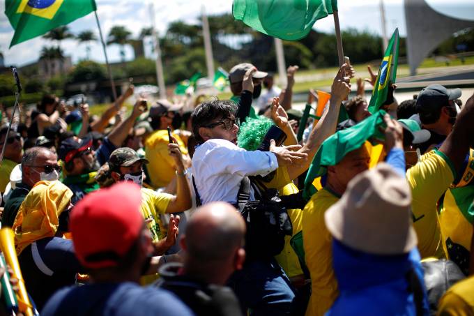 Moro e Ministros do STF reagem à agressão de manifestantes de Bolsonaro contra imprensa