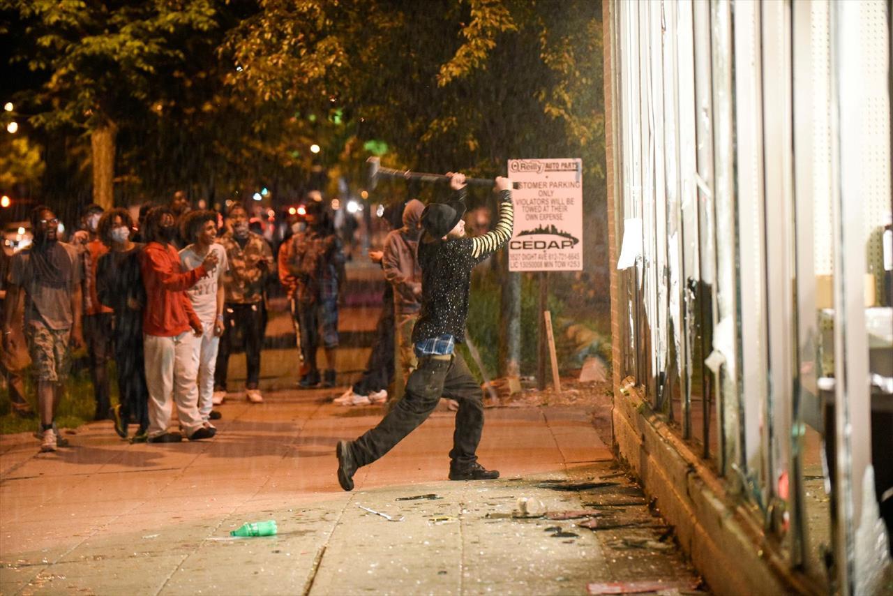 Estados Unidos: domingo é marcado por protestos violentos e incêndios perto da Casa Branca