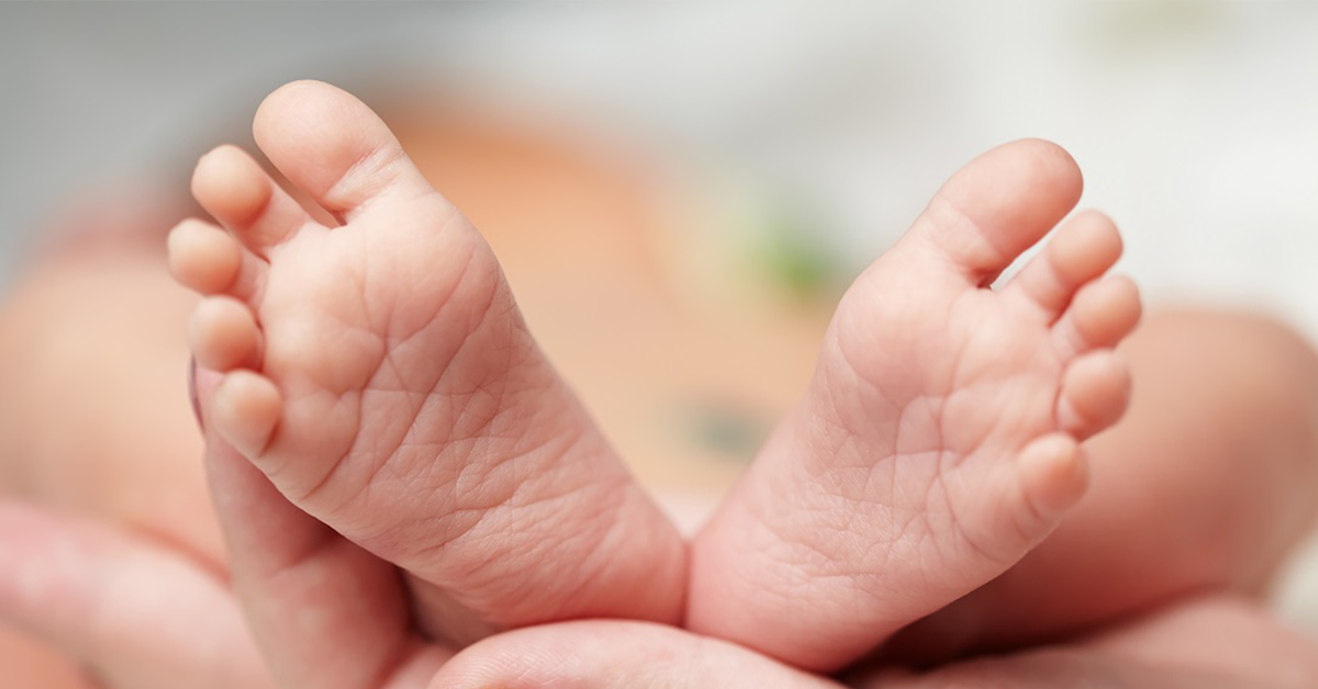 Bebê de um mês é encontrado morto e mãe alega que dormiu sobre a criança