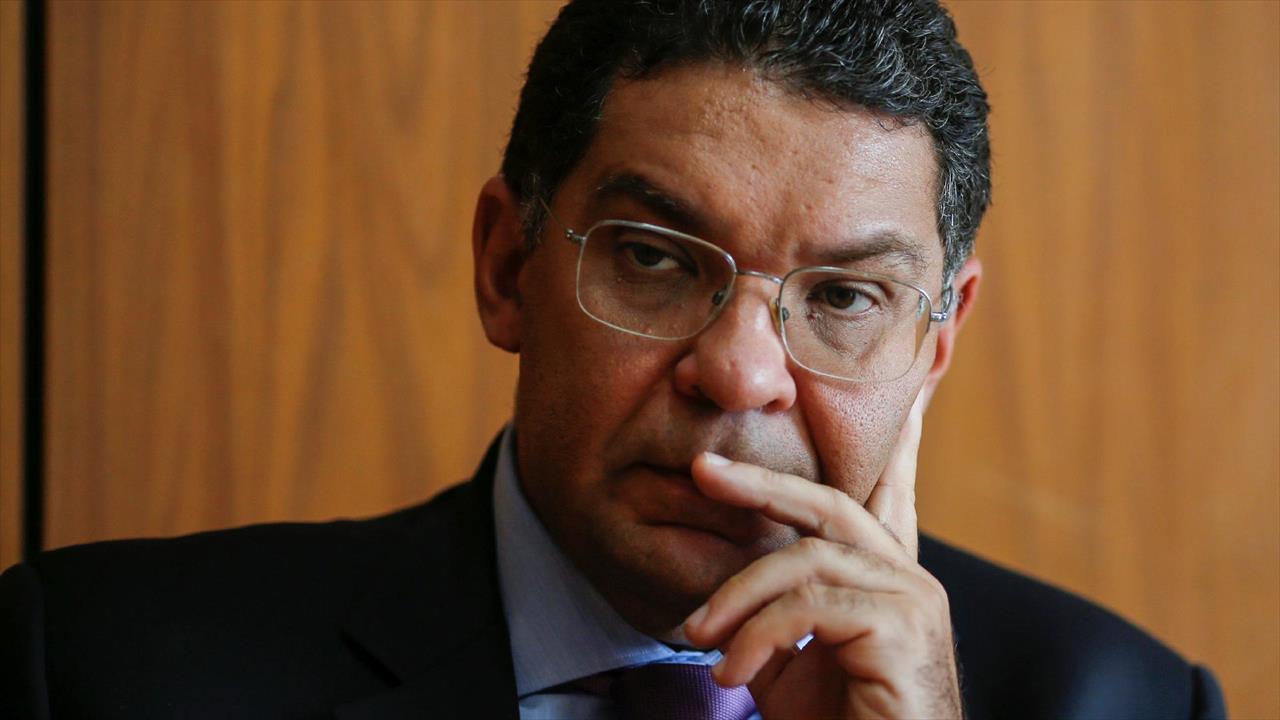 Programas sociais exigirão aumento de impostos no futuro, afirma secretário do Tesouro Nacional