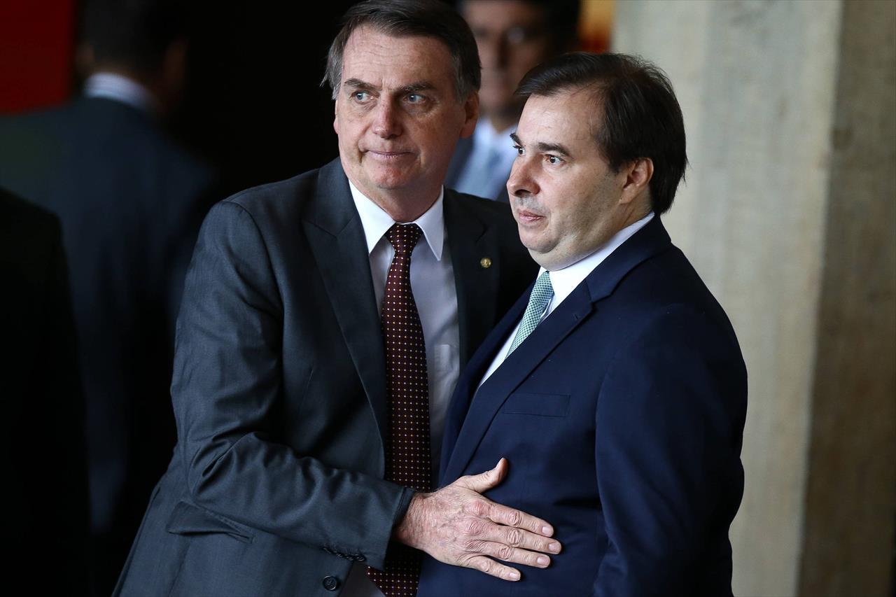 Com iniciativa de Rodrigo Maia, Bolsonaro volta atrás na decisão e prorroga auxílio emergencial no valor R$ 600