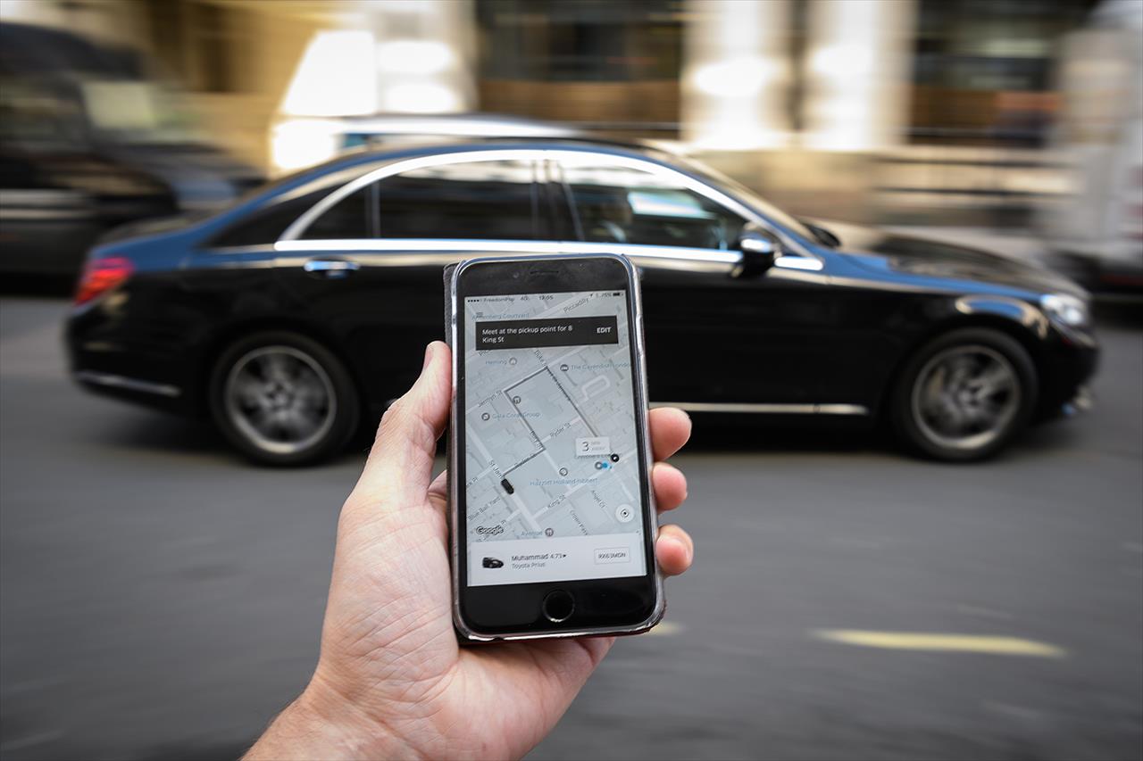 Uber começa pagar 13º e férias a motoristas