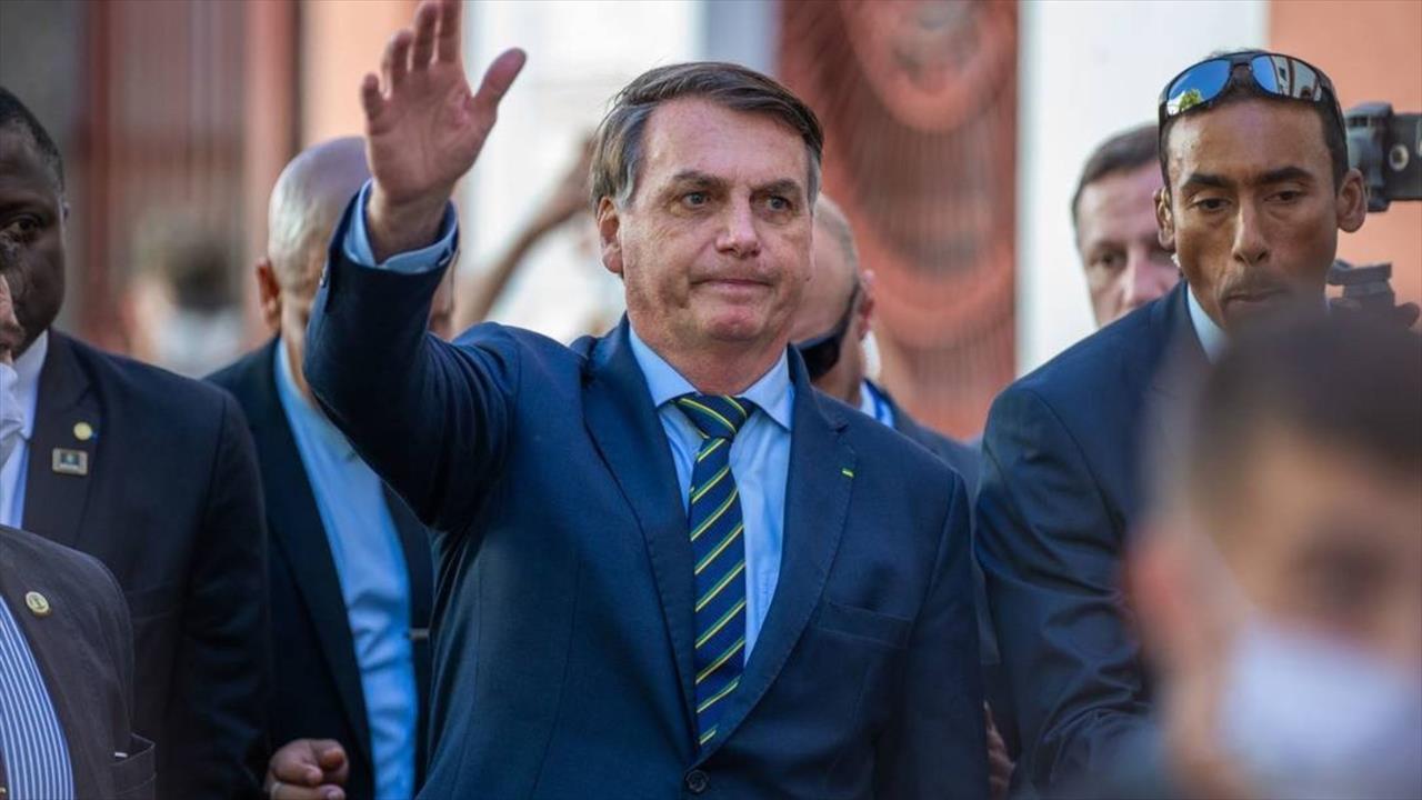 Bolsonaro come churrasquinho e causa aglomerações
