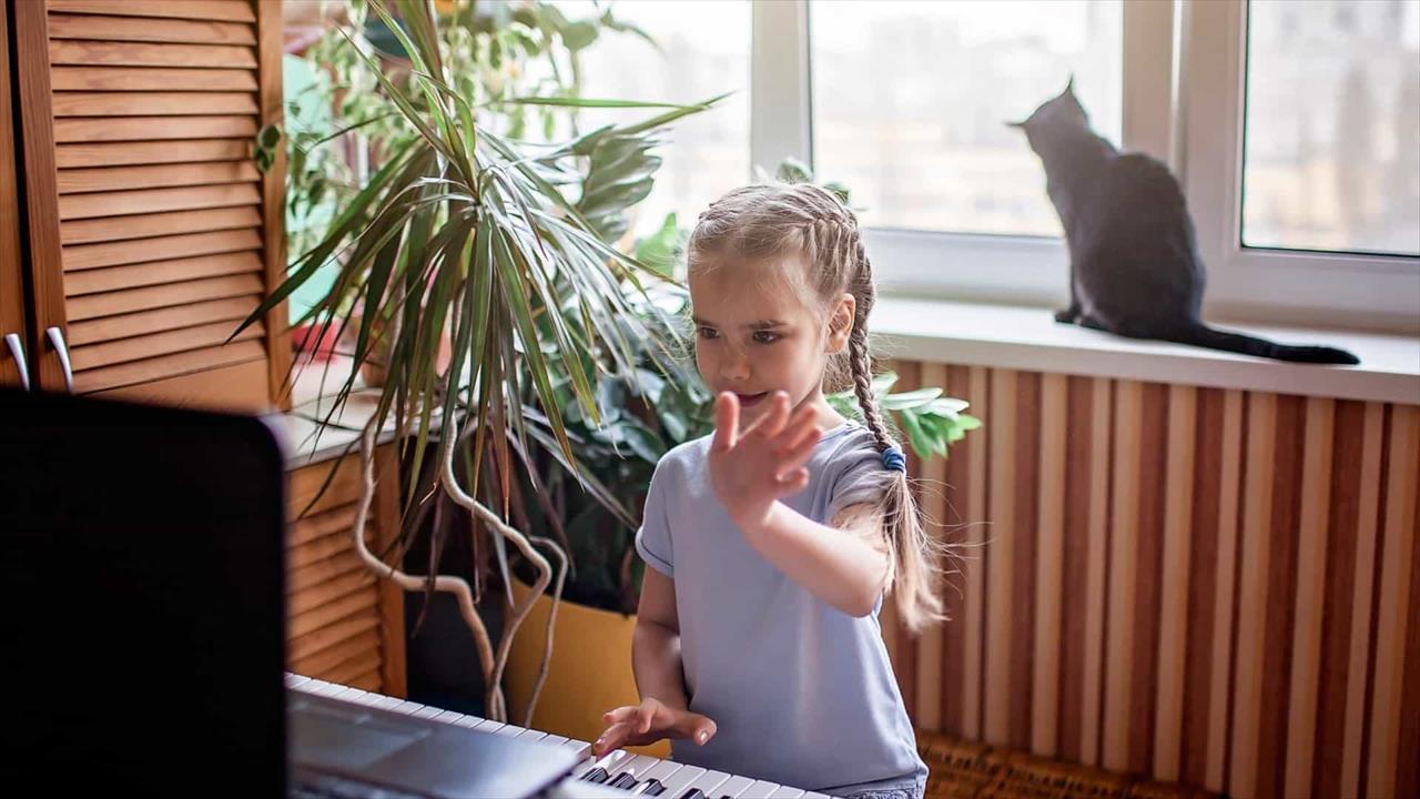França aprova lei que regula trabalho de youtuber-mirim