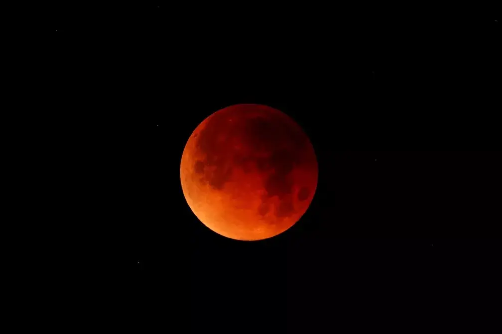 Eclipse total da Lua foi visto no Brasil e no mundo todo.  (VEJA AS FOTOS)