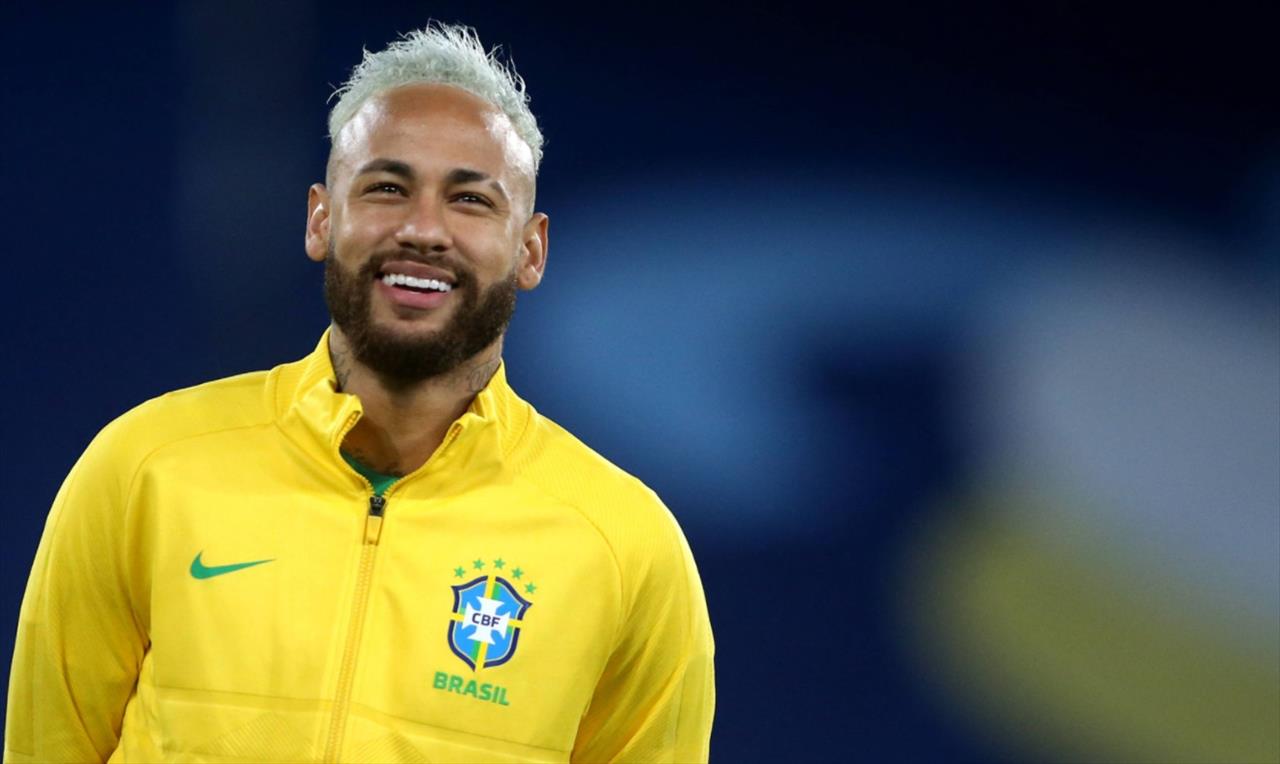 Neymar ignora fãs após desembarcar para jogos da seleção brasileira (ASSISTA)