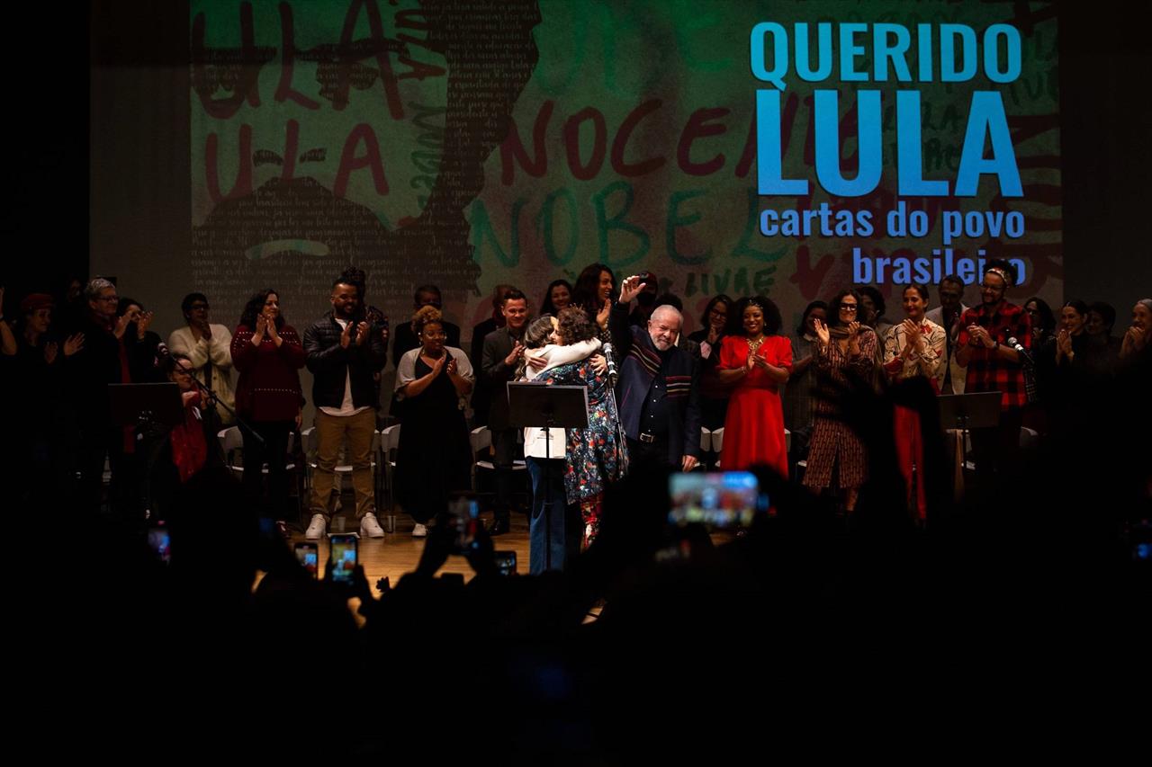“O PSDB acabou”, afirma Lula em lançamento de livro
