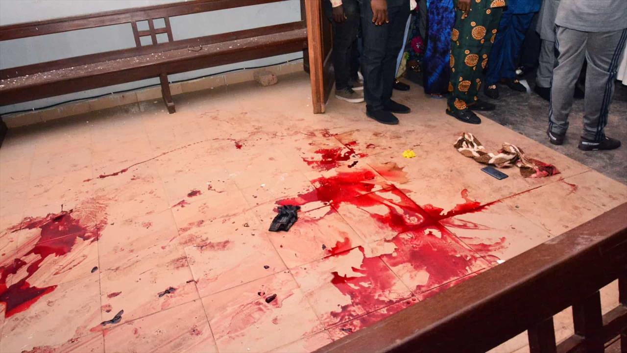 Ataque com tiros e bombas a igreja na Nigéria deixa ao menos 50 mortos