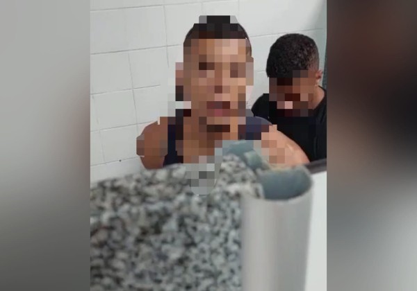 Dois homens são flagrados fazendo sexo em banheiro do metrô (VÍDEO)