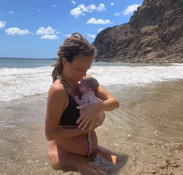 Vídeo de mulher dando à luz no oceano viraliza com mais de 100 mil acessos