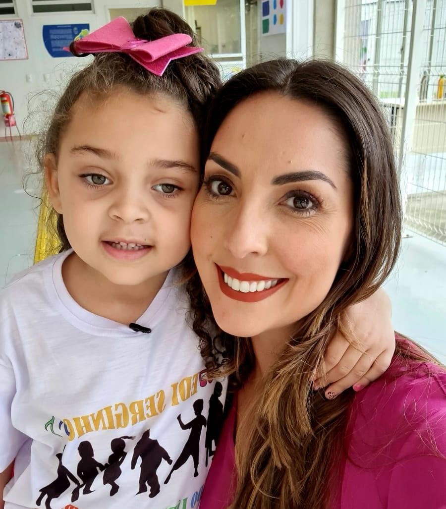 Pri Tovic entrevista a “Eu sou a Laula”, menina que viralizou na internet com voz tenor, e realiza sonho de aulas de música