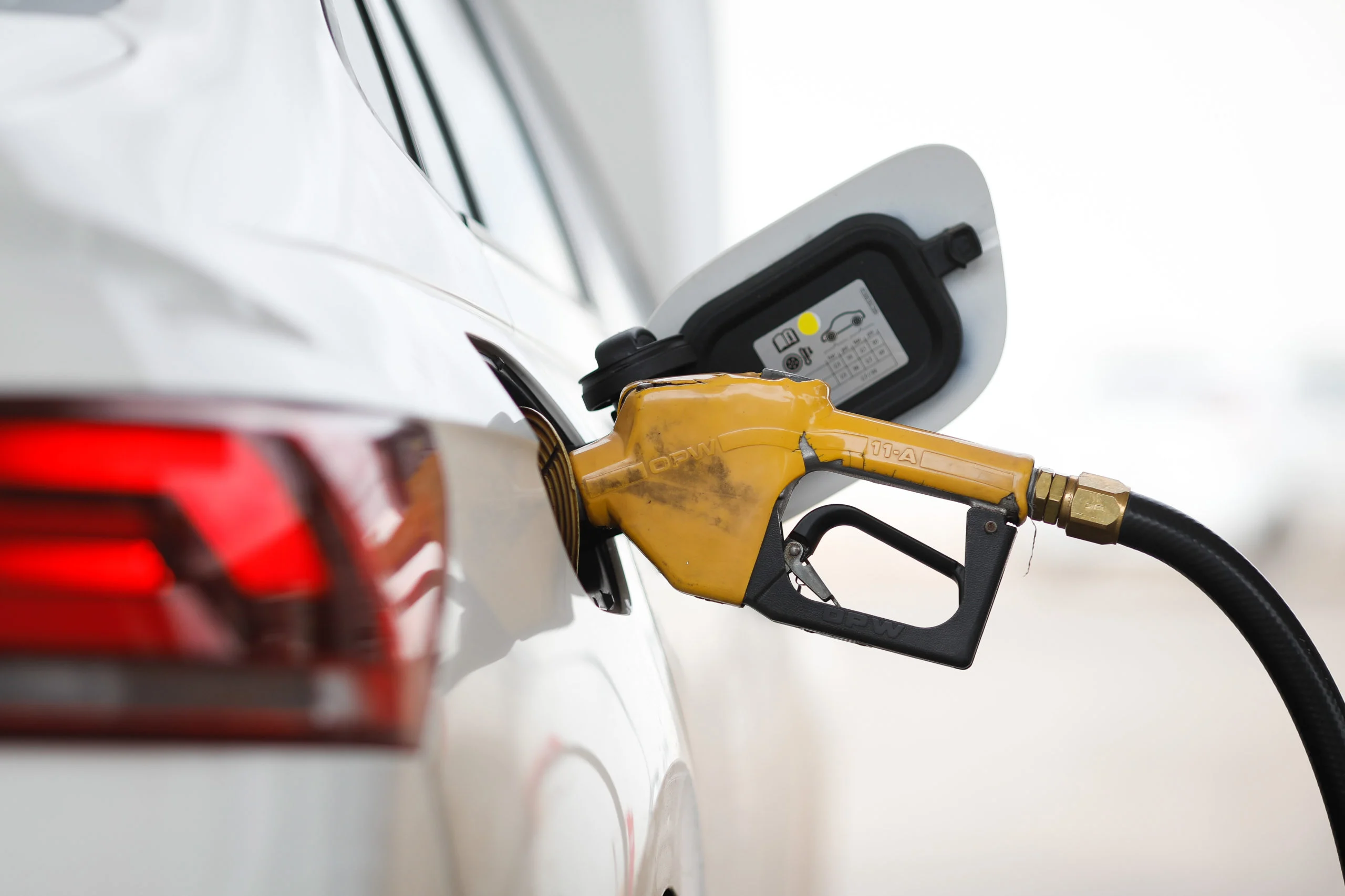 Gasolina vendida a distribuidoras fica mais barata a partir desta quarta-feira (20)