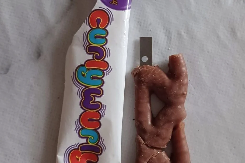 Absurdo! Menina ganha chocolate com lâmina de barbear em noite de Halloween