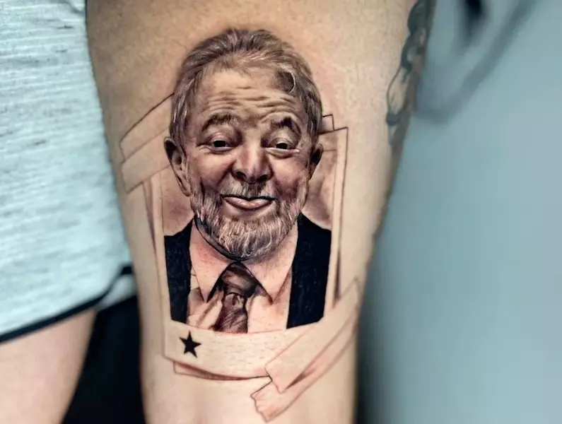 Eleitor fanático cumpre promessa e tatua rosto de Lula após resultado das eleições 2022