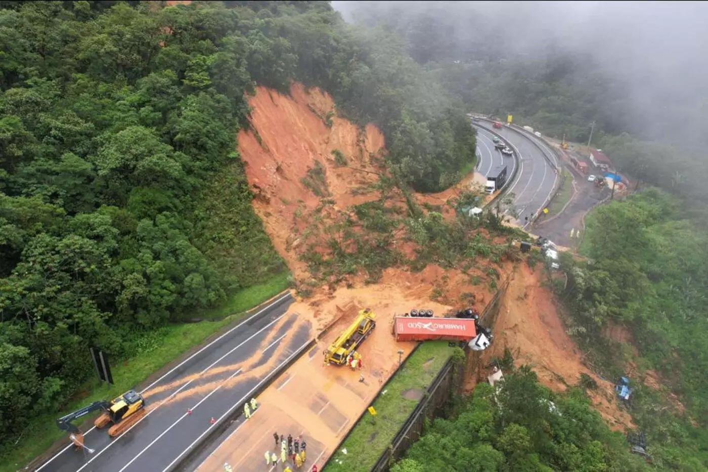 Caminhoneiro grava vídeo de dentro de caminhão soterrado após deslizamento na BR-376 no Paraná
