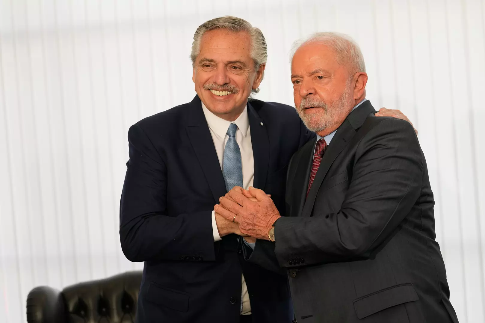 Brasil e Argentina anunciam estudos para criar ‘moeda sul-americana comum’
