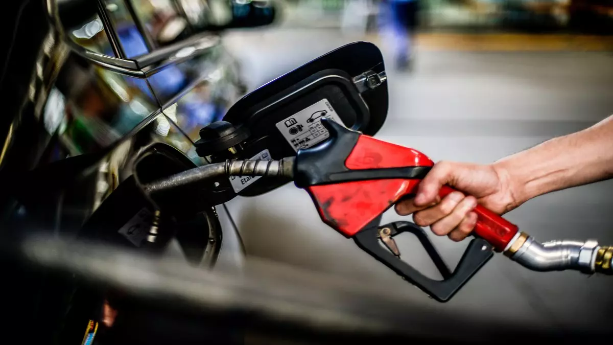 Preço da gasolina nos postos cai pela segunda semana consecutiva e volta a ficar abaixo de R$ 5, mostra ANP