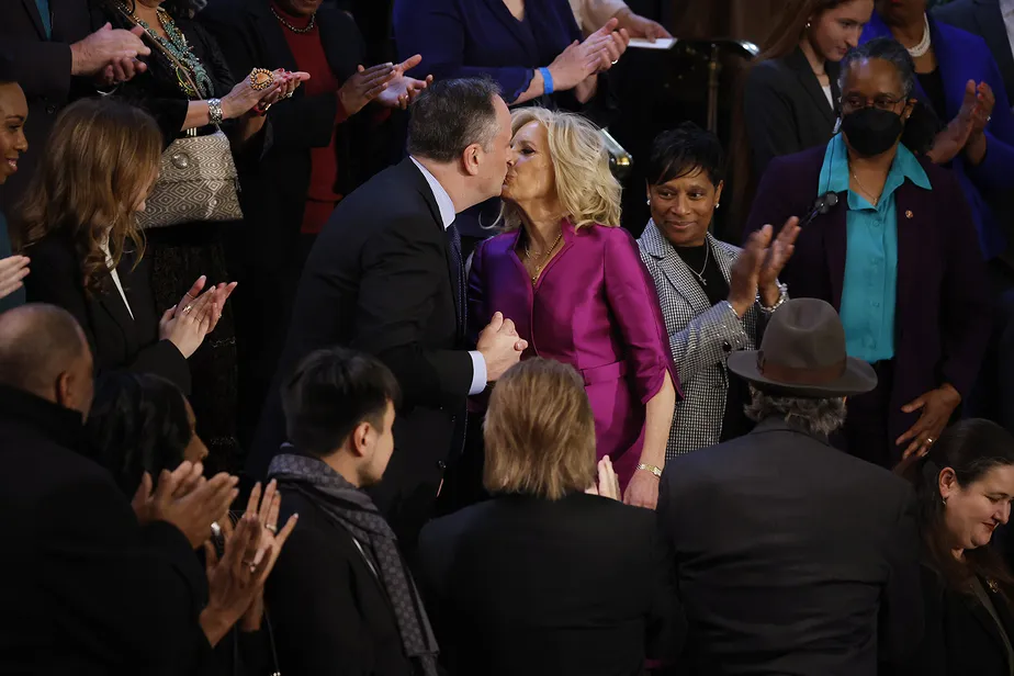 Mulher do presidente Joe Biden beija marido de Kamala Harris durante discurso nos Estados Unidos
