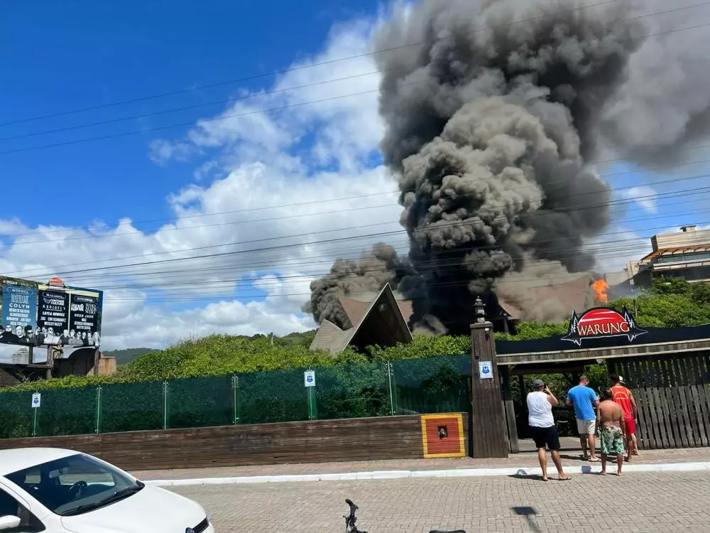 Incêndio atinge casa noturna Warung em Itajaí (SC)