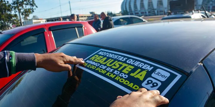 Motoristas de aplicativos, como Uber e 99, fazem greve em todo o país