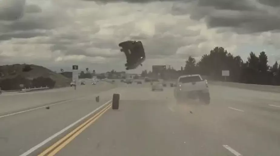 Carro 'decola' em rodovia após ser atingido por roda de outro veículo (ASSISTA O VÍDEO)