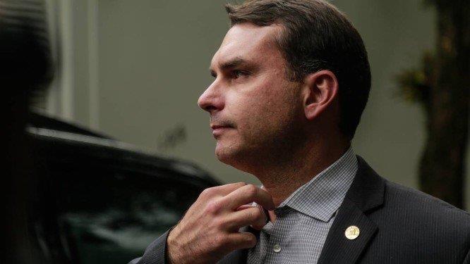 Políticos do PSOL reagem à suposta ligação de Flávio Bolsonaro com milícia