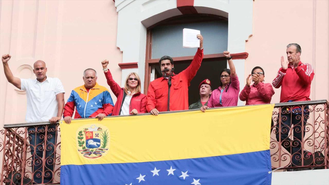 Maduro diz que não se rende: 'Vamos ao combate'