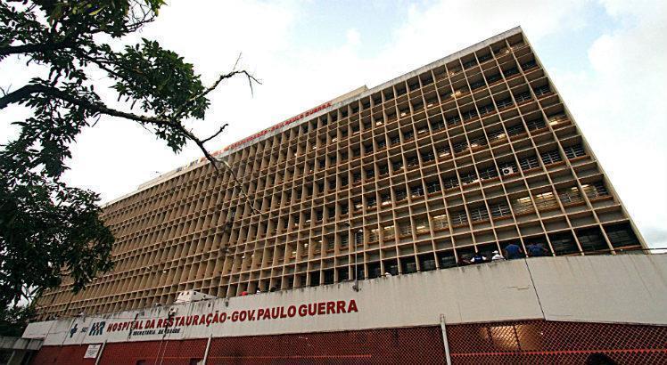Após tentativa de homicídio, mulher escreve nome de companheiro com o próprio sangue em maca