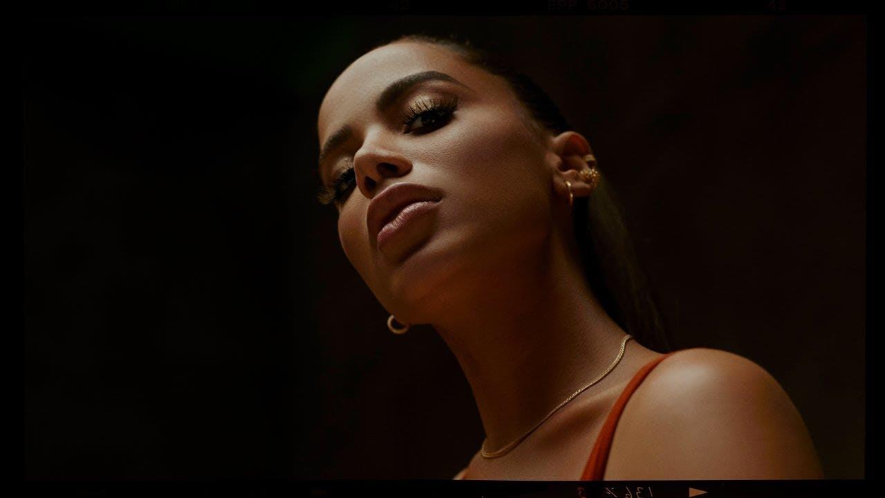 2019: Anitta terá problemas de saúde, deixará o Brasil e será namorada de bonitão famoso, revelam videntes
