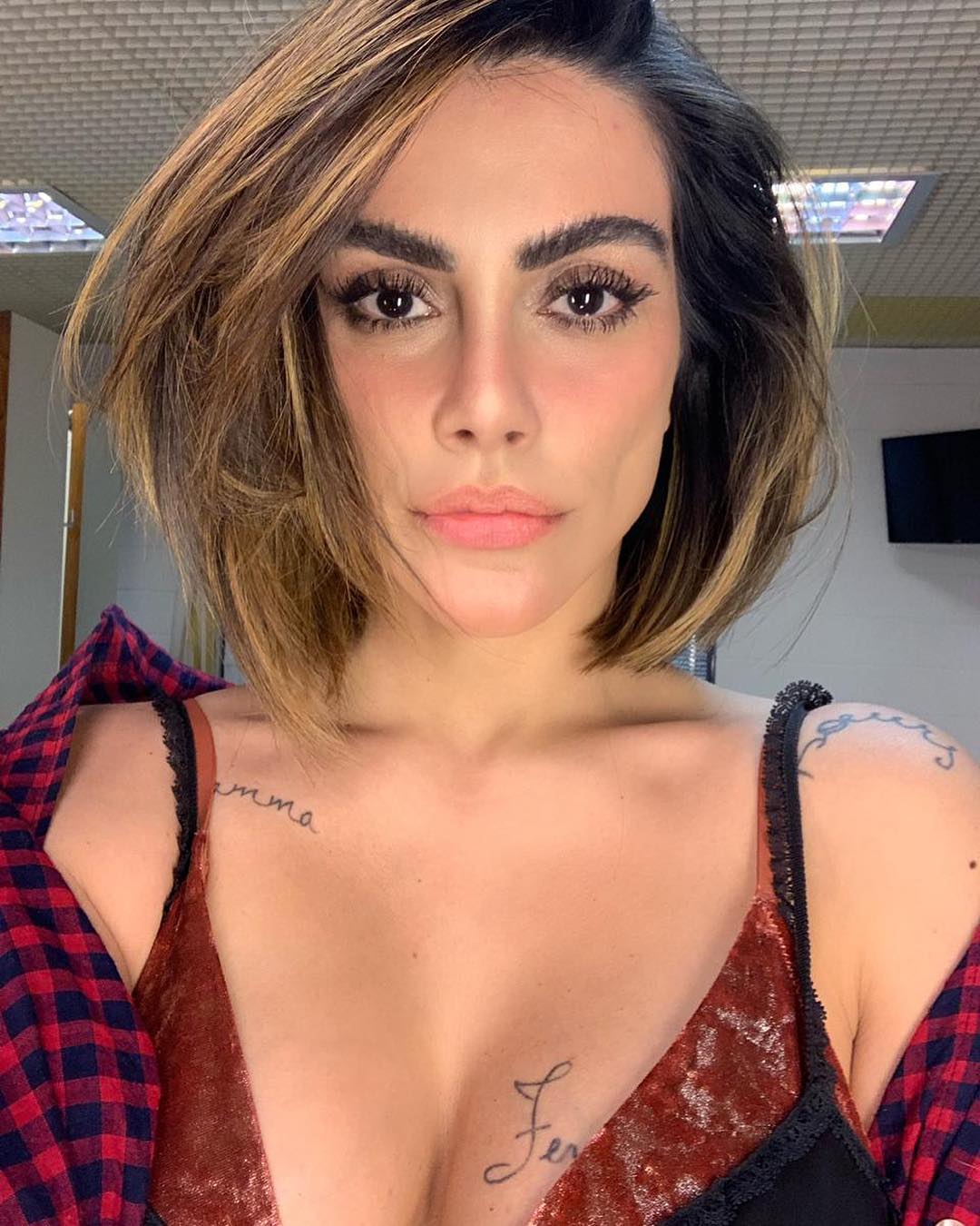 Em pose sexy, Cleo Pires afirma: “Amando essa minha bunda grande”