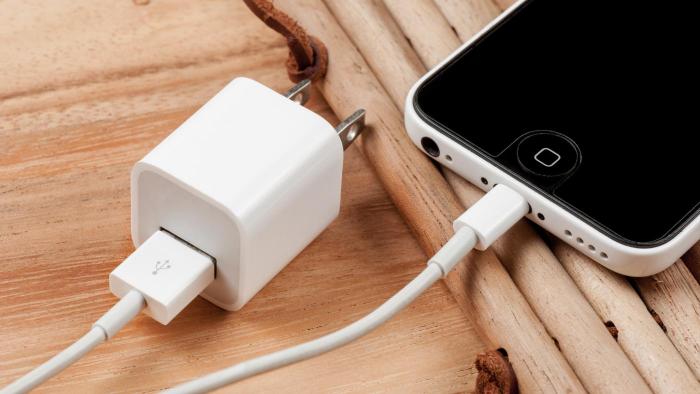 Apple é acusada de forçar clientes a comprar novos carregadores de iPhone