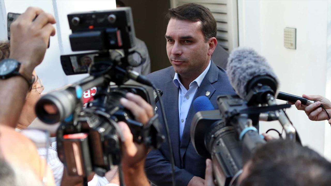 Ministério Público: Ex-assessor de Flávio Bolsonaro diz que dava 2/3 do salário a Queiroz